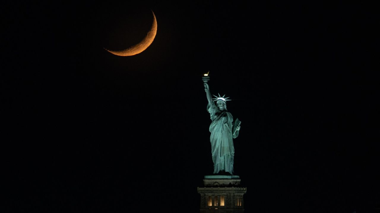  Don't miss the crescent moon meet up with blue star Spica tonight 